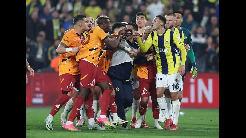 Cầu thủ Fenerbahce vượt qua hậu vệ Galatasaray với tốc độ và kỹ thuật đi bóng xuất sắc. Cầu thủ Fenerbahce vượt qua hậu vệ Galatasaray với tốc độ và kỹ thuật đi bóng xuất sắc.