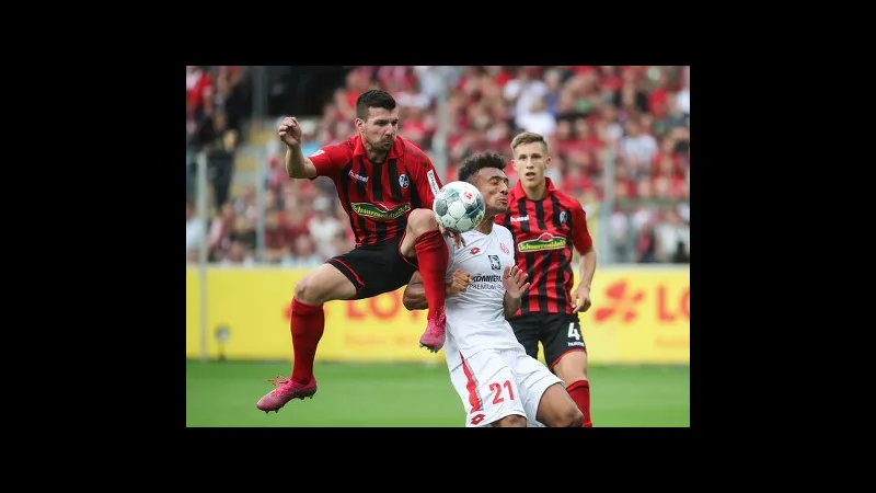 Cầu thủ của Freiburg vượt qua cầu thủ của Mainz trong trận đấu
