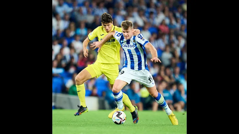 Cầu thủ của Real Sociedad đang tung cú sút mạnh mẽ trong trận đấu với Villarreal