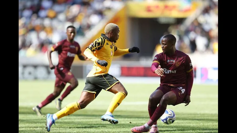 Cầu thủ Al Ittihad dẫn bóng qua cầu thủ Al Masry trong trận đấu