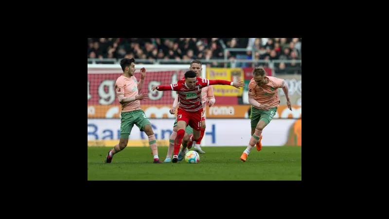 Cầu thủ Augsburg dùng kỹ thuật cá nhân vượt qua hậu vệ Werder Bremen Cầu thủ Augsburg dùng kỹ thuật cá nhân vượt qua hậu vệ Werder Bremen