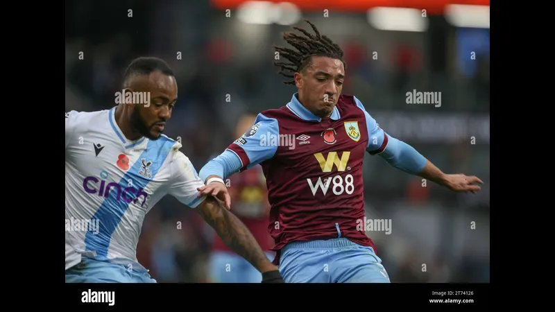 Cầu thủ Burnley vượt qua cầu thủ Crystal Palace trong trận đấu quyết liệt.