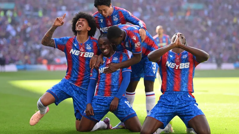 Trận đấu bóng đá giữa Crystal Palace và