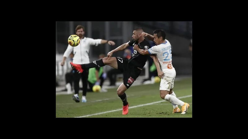Cầu thủ của Marseille tung cú sút mạnh trong trận đấu với Lille Cầu thủ của Marseille tung cú sút mạnh trong trận đấu với Lille
