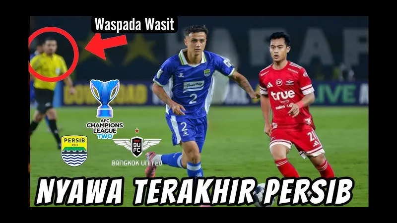 Cầu thủ Persib Bandung đi bóng qua cầu thủ Bangkok Utd trong trận đấu gay cấn