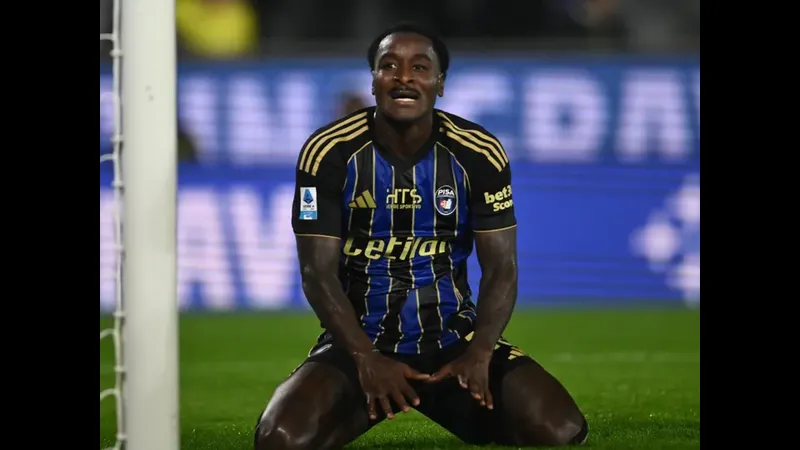 Cầu thủ của Pisa và Parma cùng tranh chấp một quả bóng trên sân cỏ
