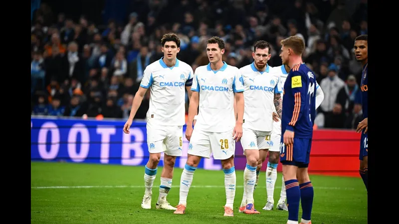 Cầu thủ của Royale Union nỗ lực giữ bóng trước sức ép của Marseille Cầu thủ của Royale Union nỗ lực giữ bóng trước sức ép của Marseille