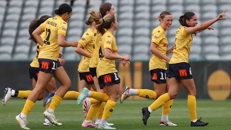 Adelaide United vs Central Coast Mariners trong trận Adelaide United vs Central Coast Mariners trong trận
