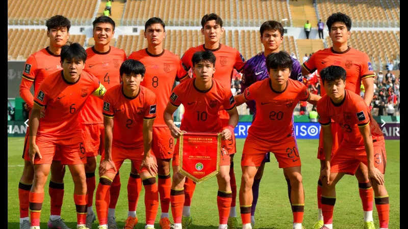 Cầu thủ U23 Trung Quốc đang tranh chấp bóng với cầu thủ U23 Nhật Bản