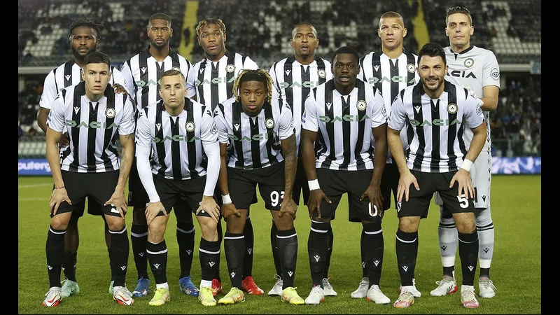 Cầu thủ Udinese chuyền bóng với sự tấn công quyết liệt từ Verona