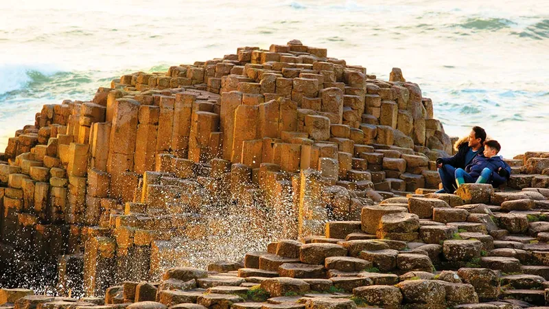 Cầu thủ Bắc Ireland chạy nhanh trên sân cỏ