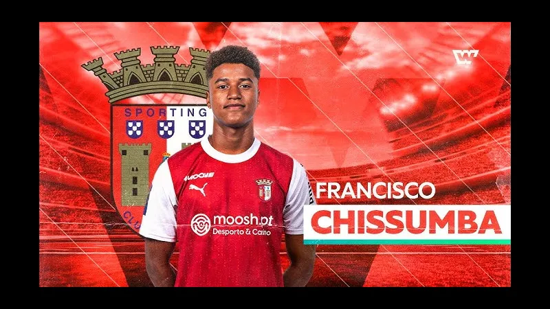 Cầu thủ Braga và Ferencvaros tranh chấp quả bóng trên sân cỏ - Phân tích chiến