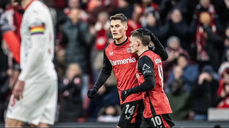 Cầu thủ Heidenheim và Bayer Leverkusen tranh chấp bóng trên sân