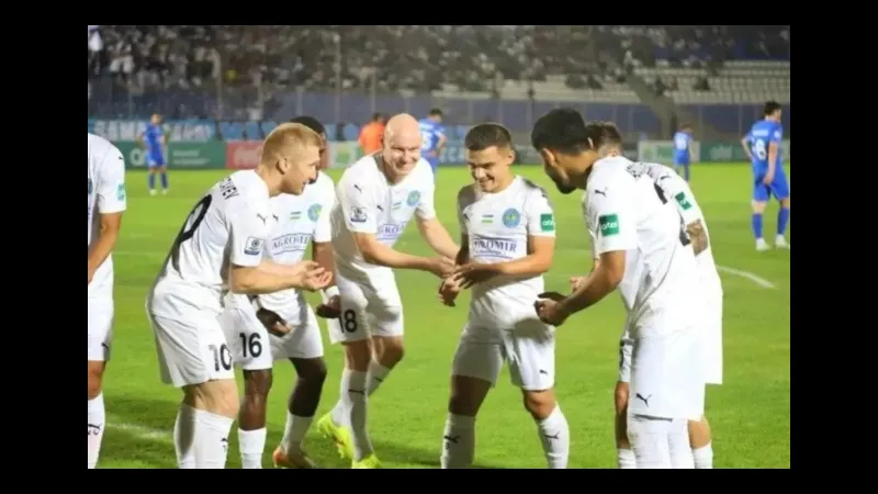 Cầu thủ Sogdiana nỗ lực chặn đối phương của Pakhtakor Cầu thủ Sogdiana nỗ lực chặn đối phương của Pakhtakor