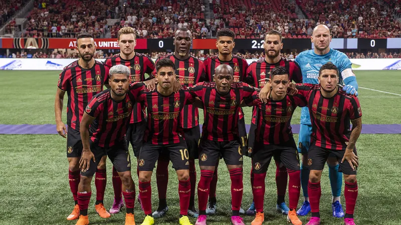 Cầu thủ Charlotte và Atlanta United tranh chấp quả bóng