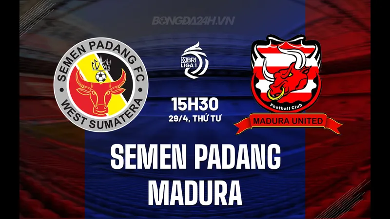 Cầu thủ Semen Padang và Madura United đấu tranh cho quả bóng