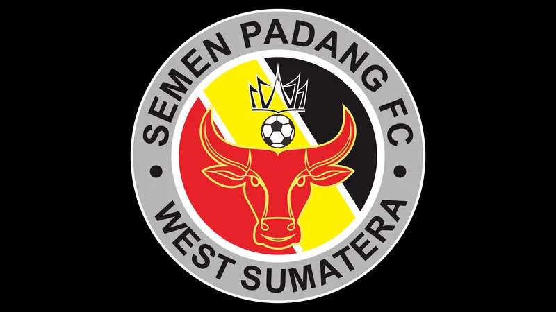 Cầu thủ của Semen Padang và Madura United tranh chấp bóng trên sân